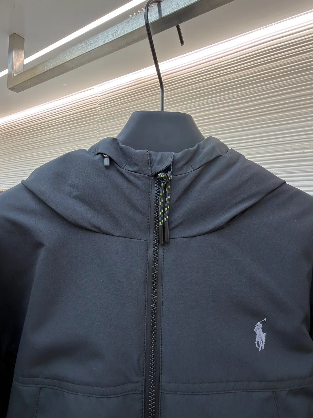 P990 Ralph Lauren logo hooded down jacket ●Original version: Purchased and developed by 2689 ●Item number: 1682203-D60 ●Fabric: white duck down fabric ●Technology: mechanical down filling ●Color: black ●Version: fitted version ●Weight: about 890 grams ●Size: S-M-L-XL ●Description: Made of 90 white duck down, with a weight of 220g, ensuring excellent thermal insulation performance. After strict screening and treatment, the velvet is not easy to drill, ensuring durability. The classic jacket has a slightly loose fit, with slightly dropped shoulder lines (shoulder width is 1-2cm wider than the standard fit). The length reaches the hips, and the sleeves are slightly tapered straight sleeves, taking into account freedom of movement and casual style. The adjustable Velcro on the cuffs allows you to freely adjust the tightness according to the thickness of your wrist and personal preferences, effectively preventing cold wind from intruding, and improving the warmth performance. In terms of storage, the two front zipper pockets are convenient for you to place frequently used items, and the zipper design ensures that items are not easily lost. A built-in pocket on the left side of the chest provides a safe storage space for some small private items. The drawstring design at the hem allows you to adjust the shape of the jacket according to your body shape and dressing needs. Whether it is loose and casual or slim and neat, you can easily control it. The overall wiring is straight and delicate, the fabric is comfortable and soft, and the color is consistent without color difference. It can be matched with the same style to create a fashionable look and control various occasions. Customized accessories, complete with three standards, same style for men and women!
